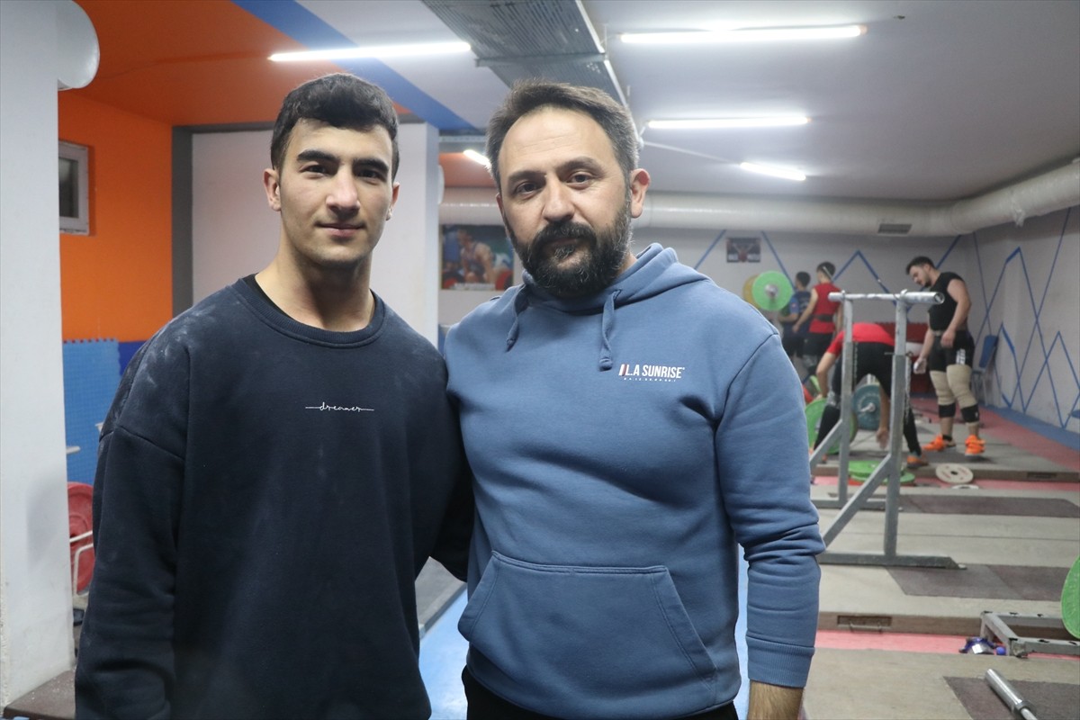 Gençler ve yıldızlarda dünya ve Avrupa şampiyonluğu yaşayan 17 yaşındaki milli halterci Ramazan...