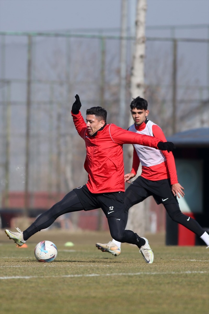 Gençlerbirliği, Trendyol 1. Lig'in 22. haftasında sahasında Alagöz Holding Iğdır FK ile oynayacağı...