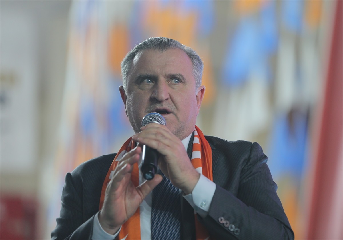 Gençlik ve Spor Bakanı Osman Aşkın Bak, Hüseyin Akbaş Spor Salonu'nda düzenlenen AK Parti Tokat İl...