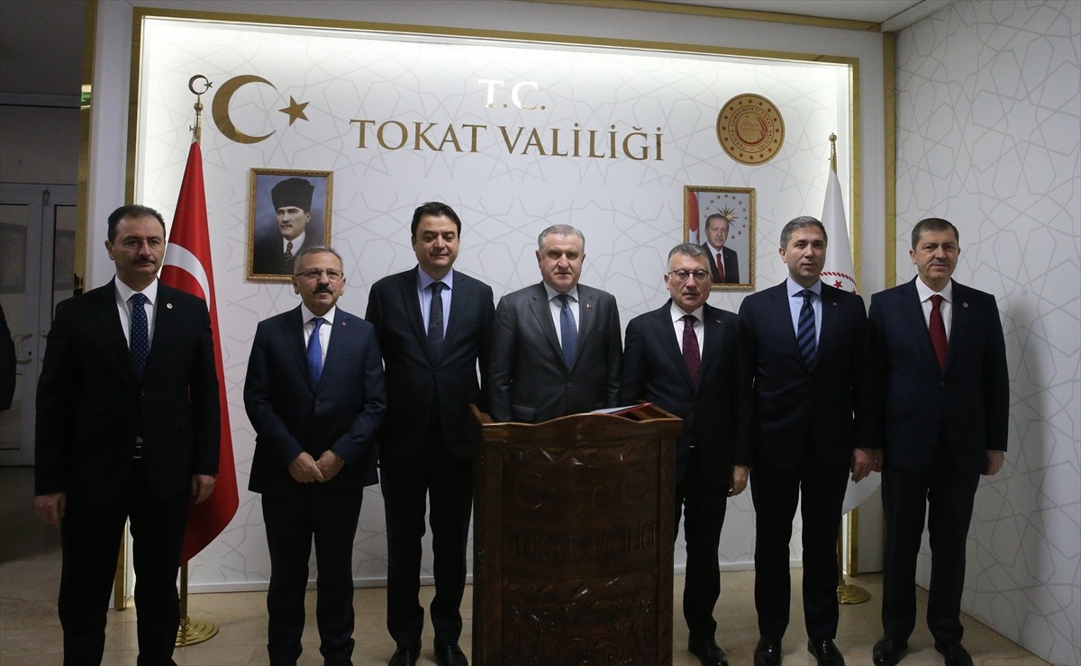 Gençlik ve Spor Bakanı Osman Aşkın Bak (ortada), Tokat'ta ziyaretler gerçekleştirdi. Bakan Bak, AK...