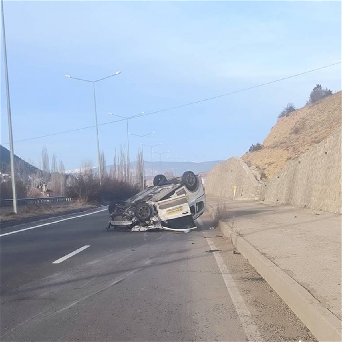 Gümüşhane'nin Şiran ilçesinde iki otomobilin çarpışması sonucu 3 kişi yaralandı.