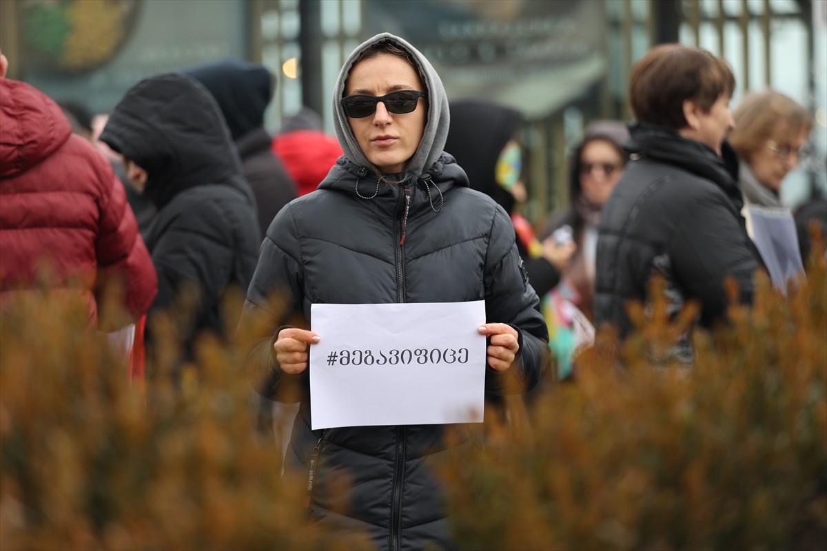 Gürcistan'da bazı özel sektör çalışanları 3 saatlik grevle ülkenin Avrupa Birliği'ne (AB) katılım...