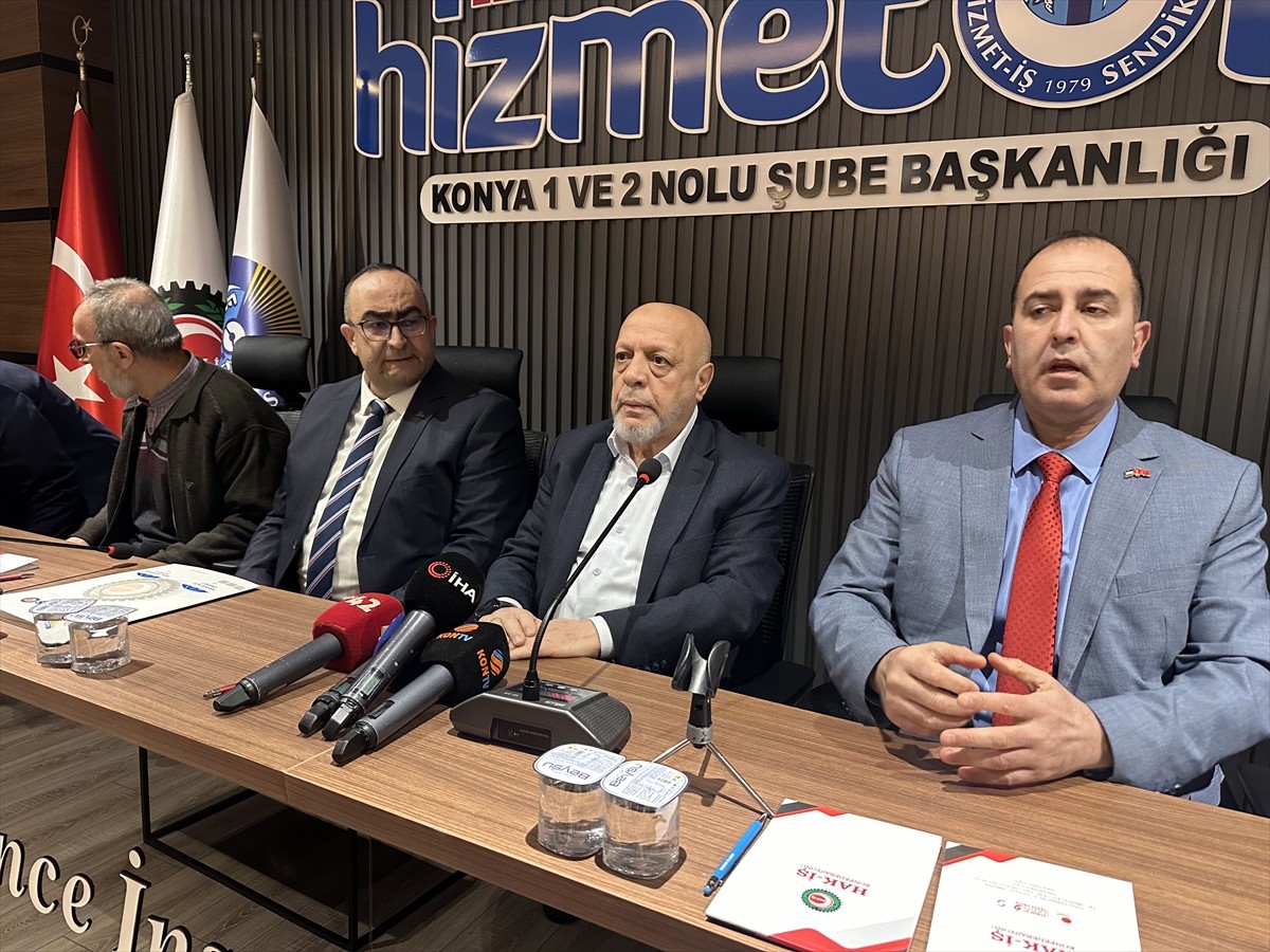Hak İşçi Sendikaları Konfederasyonu (HAK-İŞ) Genel Başkanı Mahmut Arslan (sağ 2), HAK-İŞ'e bağlı...