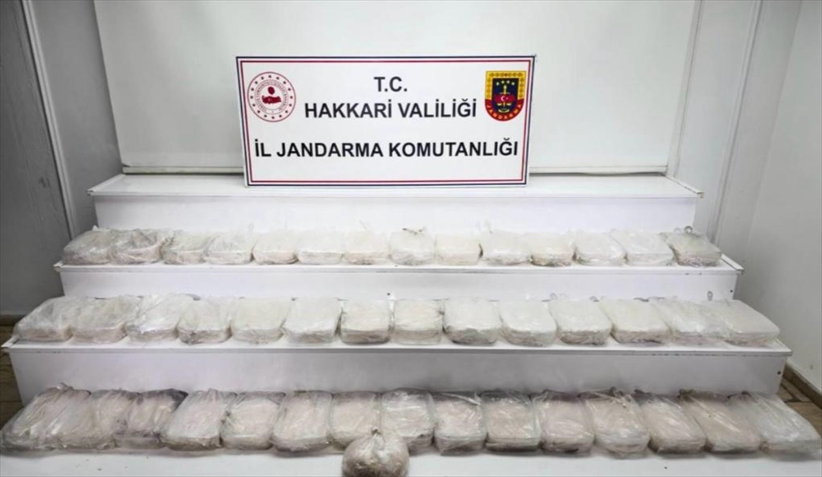 Hakkari'de bir otomobilde 49 kilogram sentetik uyuşturucu ele geçirildi.