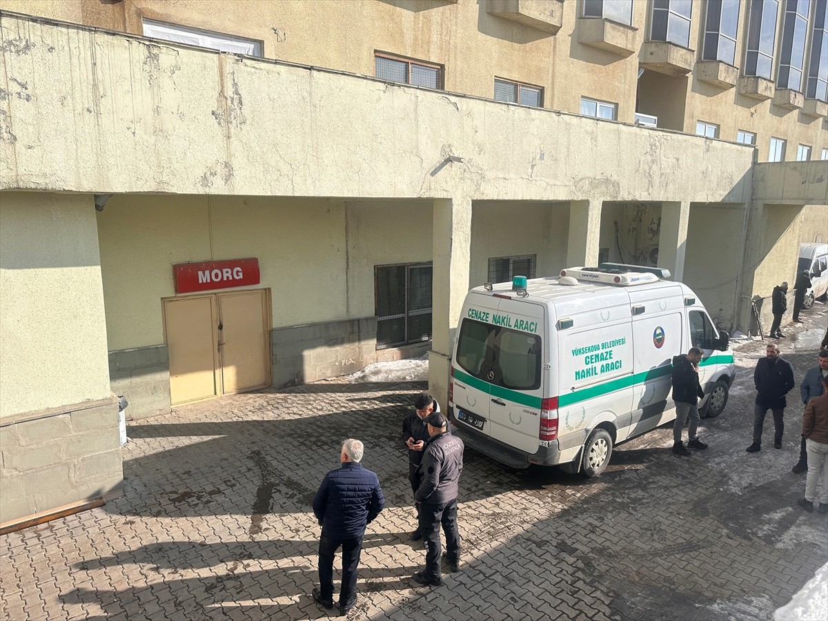 Hakkari'nin Yüksekova ilçesinde sahipsiz köpeklerin saldırısına uğrayan kız çocuğu kaldırıldığı...