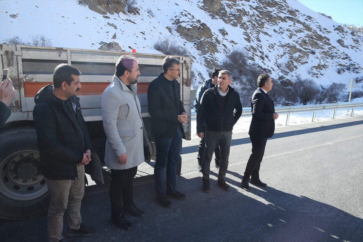 Hakkari'nin Yüksekova ilçesinde yapımı tamamlanan Yeniköprü Tüneli'nden araç geçişleri...