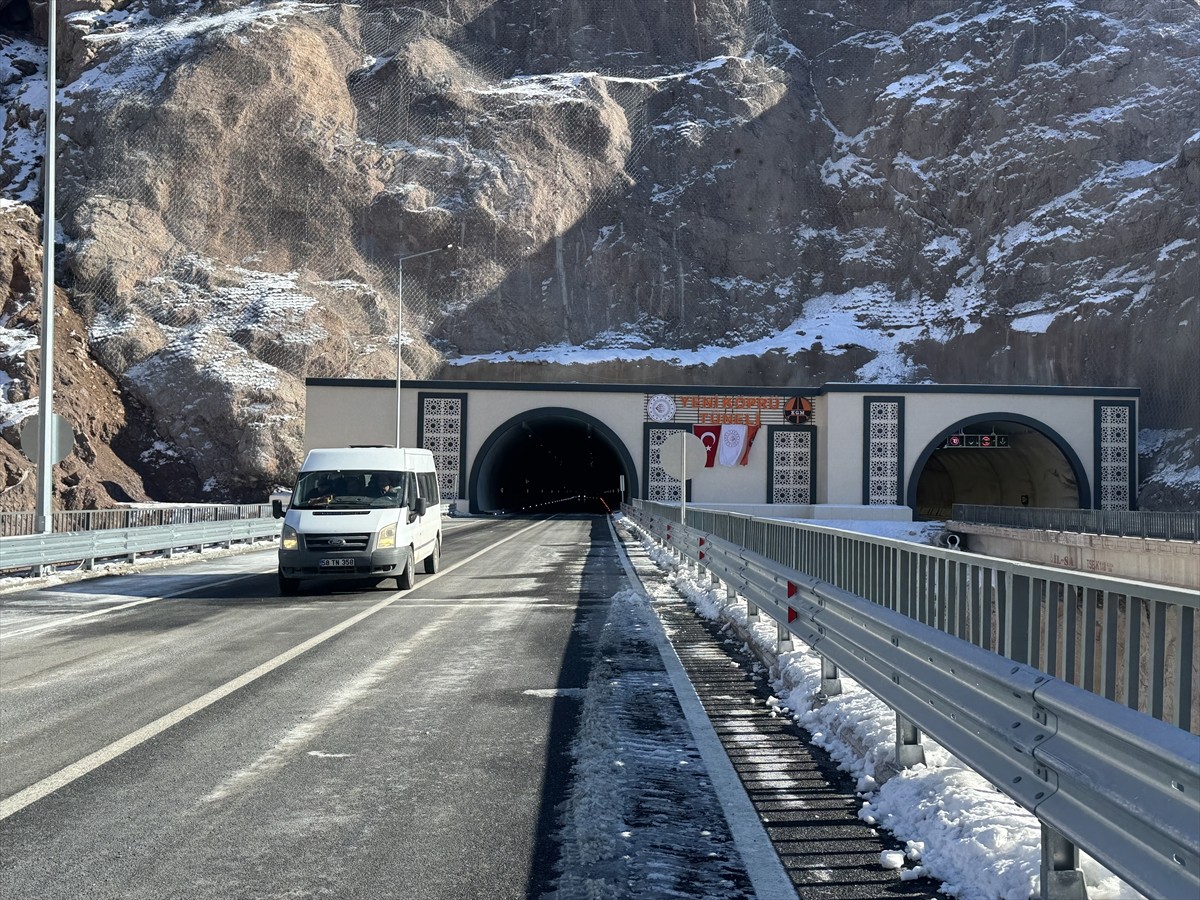 Hakkari'nin Yüksekova ilçesinde yapımı tamamlanan Yeniköprü Tüneli'nden araç geçişleri...