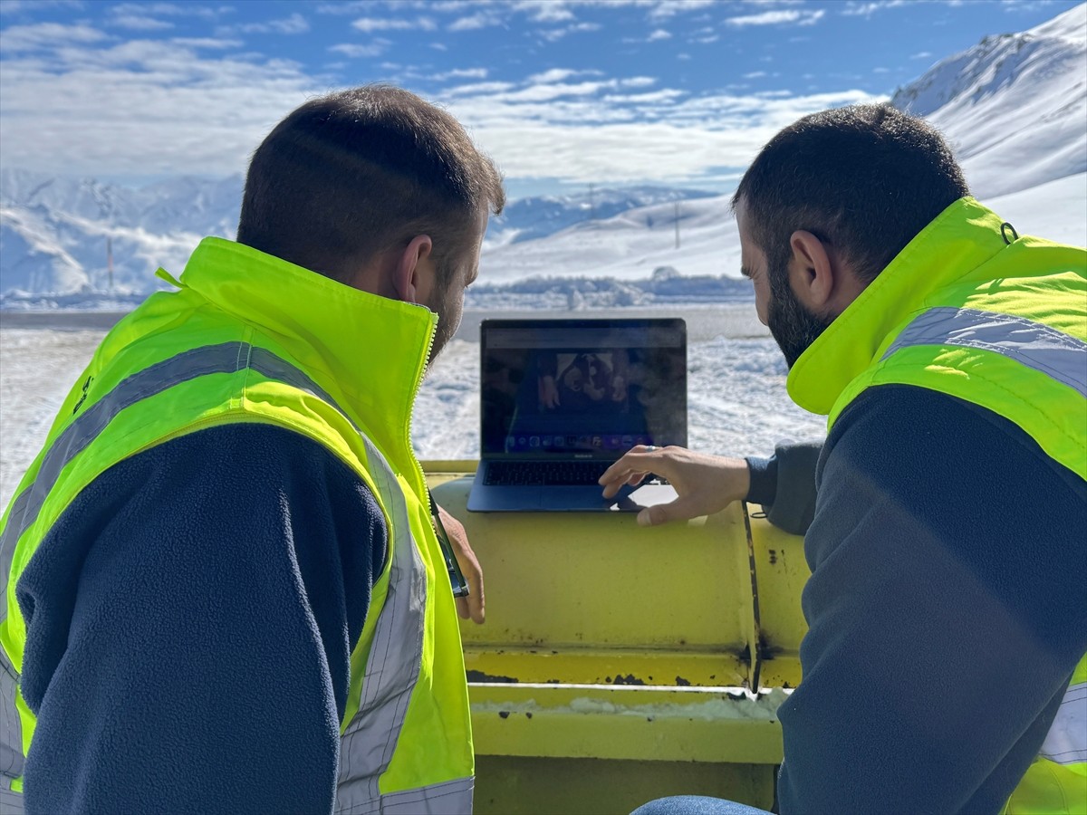 Hakkari İl Özel İdaresine bağlı karla mücadele ekibi, Anadolu Ajansının (AA) gözünden 2024'e damga...