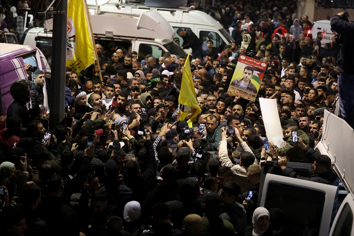 Hamas ile İsrail arasındaki esir takasının üçüncü turunda 110 Filistinli esir özgürlüğe kavuştu....