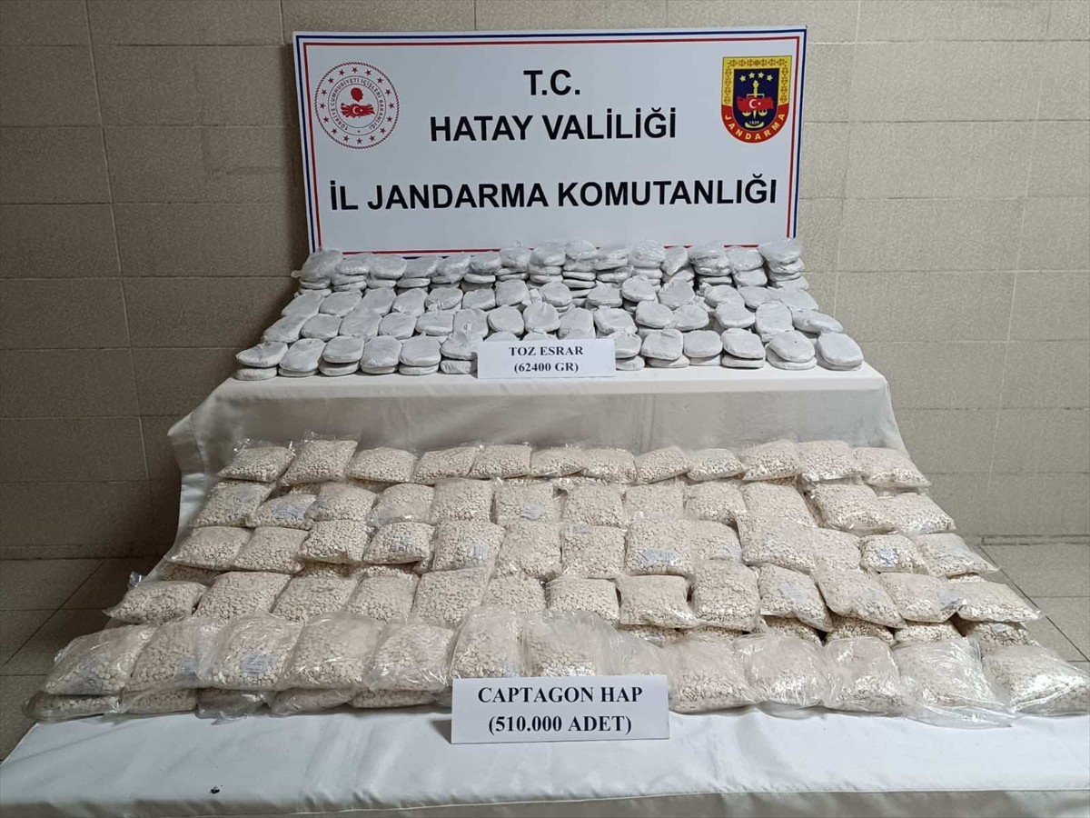 Hatay'da, 62 kilo 400 gram esrar ile 510 bin uyuşturucu hap ele geçirildi, 2 şüpheli gözaltına...