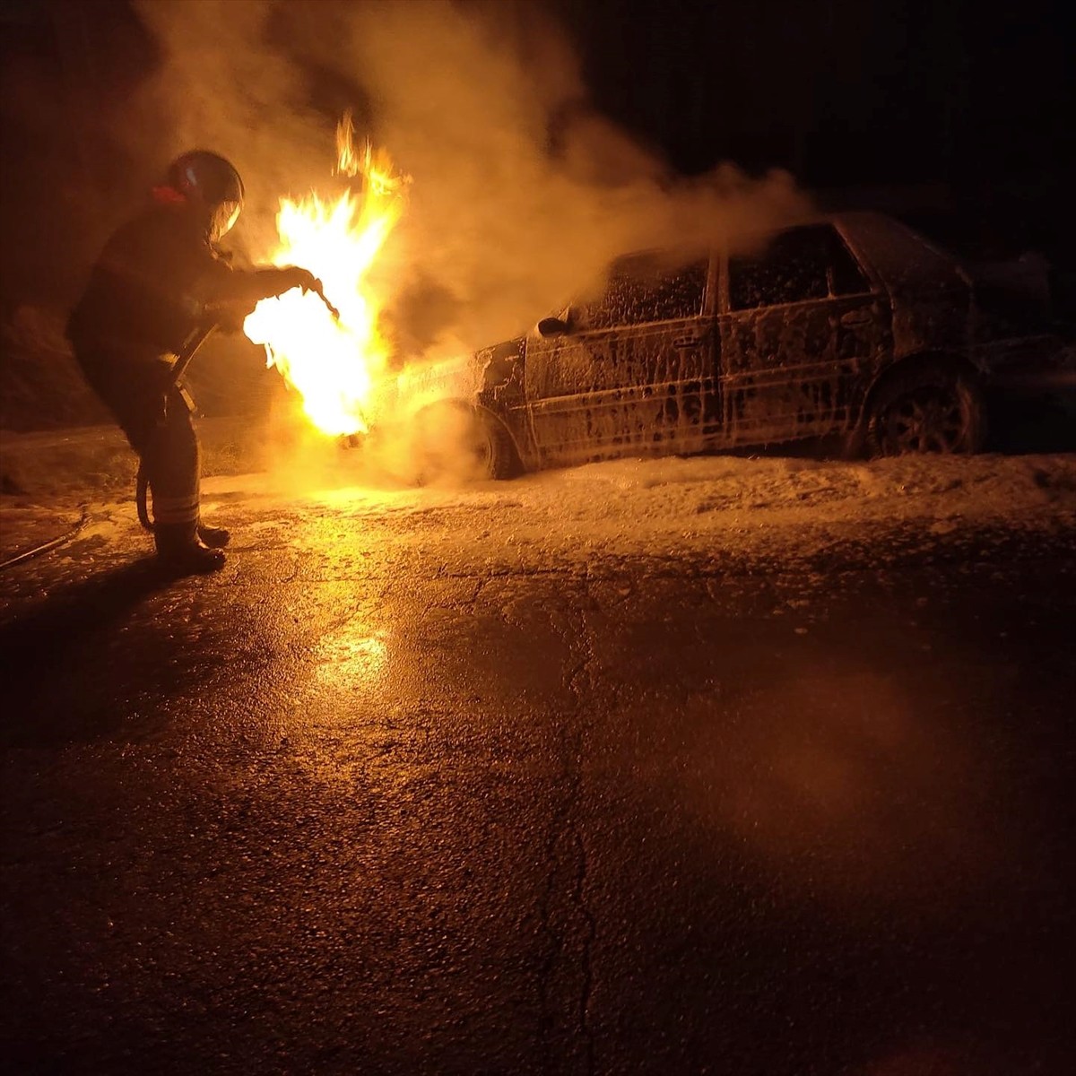Hatay'ın İskenderun ilçesinde seyir halindeki otomobilde çıkan yangın hasara neden oldu. Olay...
