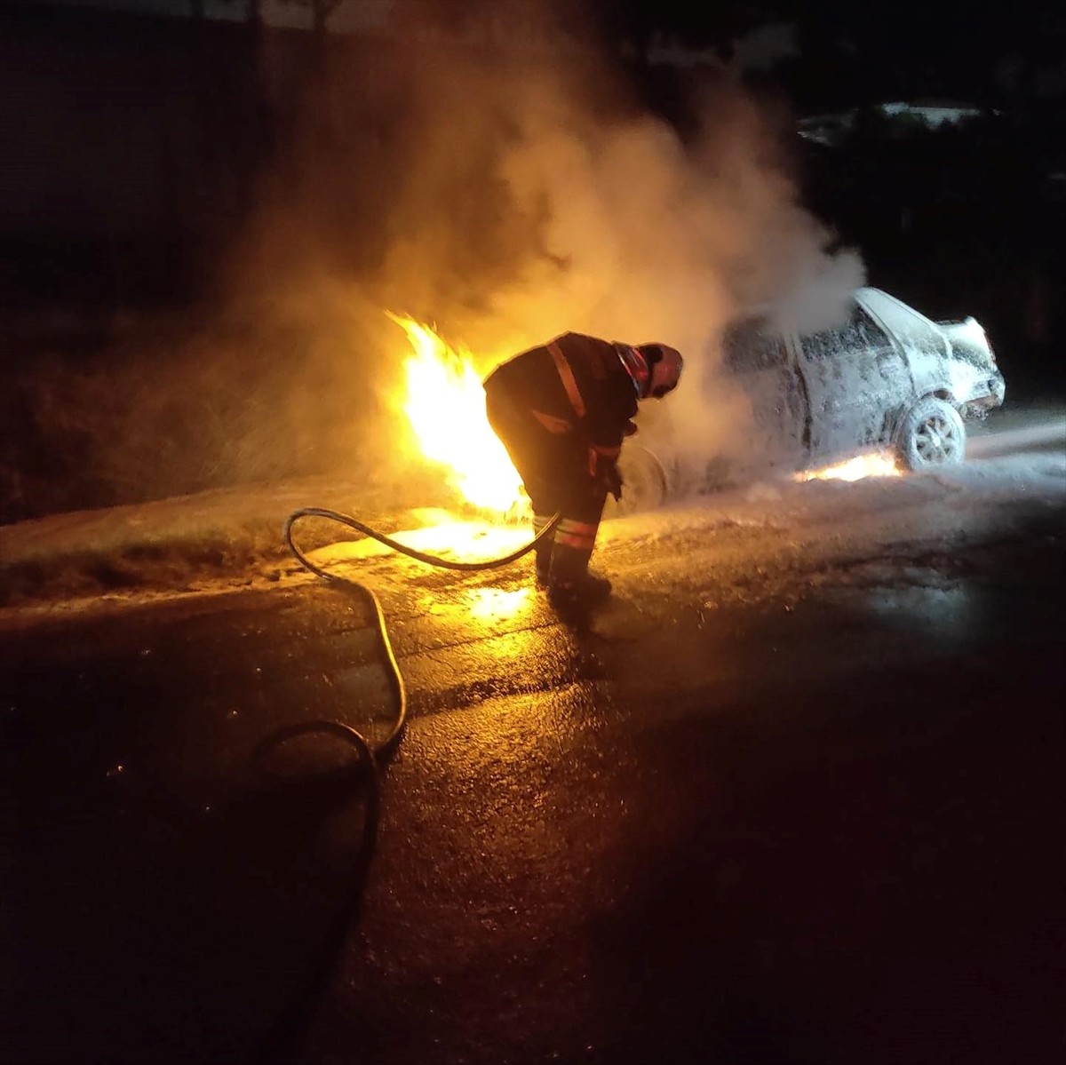 Hatay'ın İskenderun ilçesinde seyir halindeki otomobilde çıkan yangın hasara neden oldu. Olay...