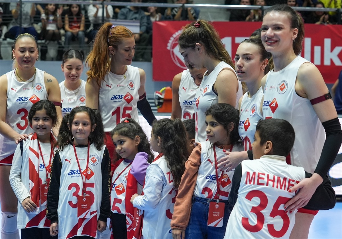 Hatay'ın Kırıkhan ilçesinde soğan torbalarını dikerek voleybol filesi yapan ve sosyal medyada ilgi...