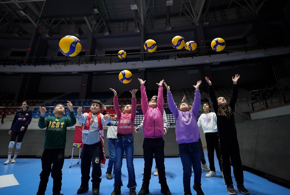 Hatay'ın Kırıkhan ilçesinde soğan torbalarını dikerek voleybol filesi yapan ve sosyal medyada ilgi...