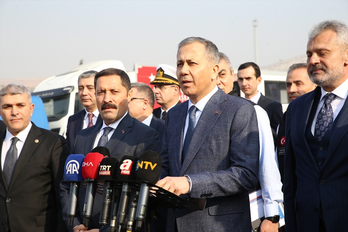 Hatay'ın Reyhanlı ilçesindeki Cilvegözü Sınır Kapısı'nı ziyaret eden İçişleri Bakanı Ali...