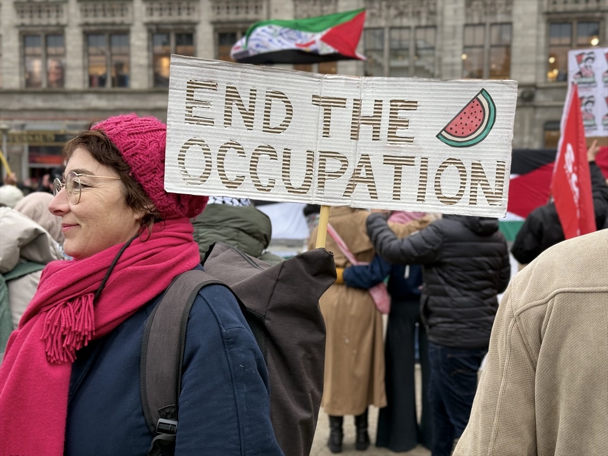 Hollanda'nın başkenti Amsterdam'da yüzlerce kişi, Filistin'e destek amacıyla gösteri...