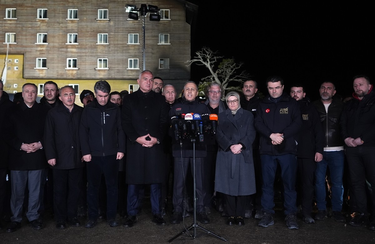 İçişleri Bakanı Ali Yerlikaya, Kartalkaya’da Grand Kartal Otel'deki yangına ilişkin açıklamalarda...