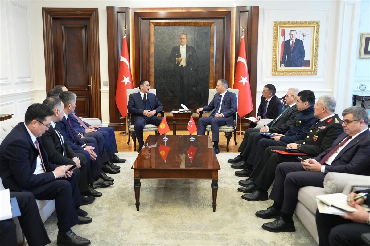 İçişleri Bakanı Ali Yerlikaya, Kırgızistan Acil Durumlar Bakanı Boobek Ajikeyev ve beraberindeki...