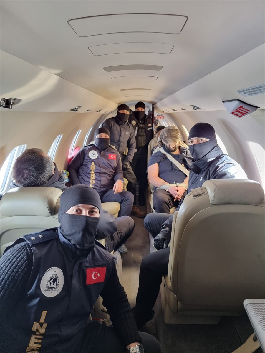 İçişleri Bakanlığı, kırmızı bültenle aranan organize suç örgütü elebaşı Ercan Yılmaz ve suç örgütü...