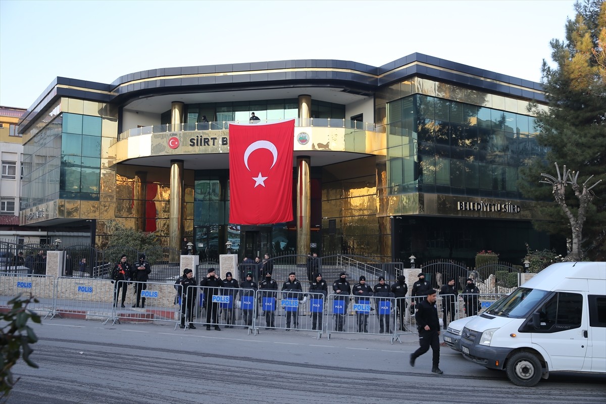 İçişleri Bakanlığı, Siirt Belediye Başkanı Sofya Alağaş'ın geçici bir tedbir olarak görevden...