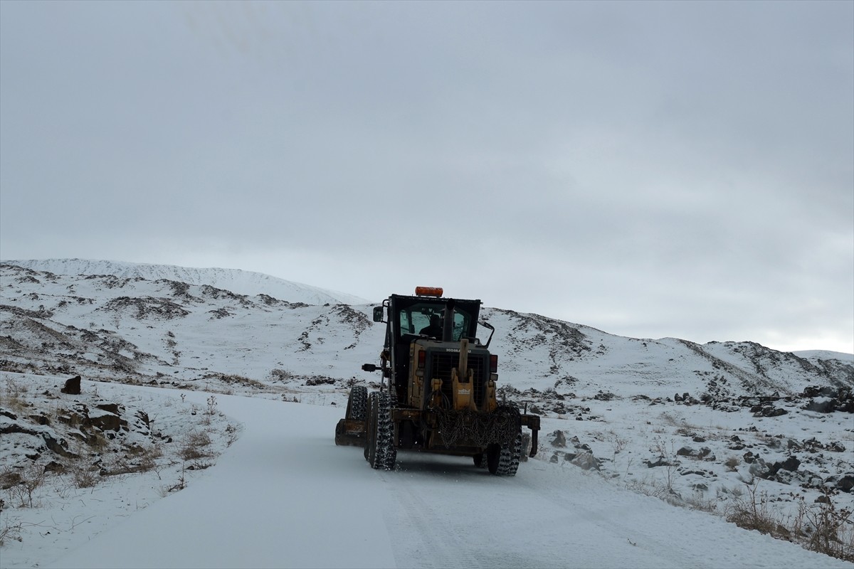 Iğdır'da etkili olan kar yağışı nedeniyle ulaşıma kapanan 2 köy yolunun açılması için İl Özel...