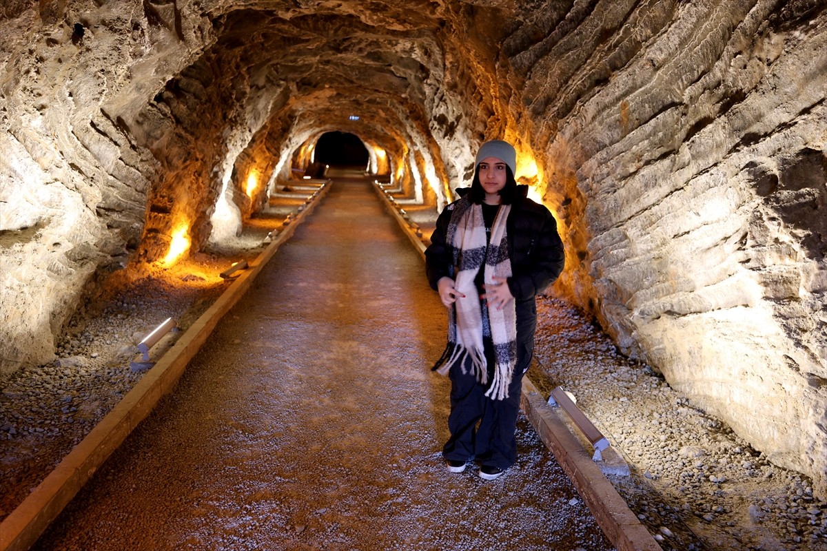 Iğdır'daki Tuz Dağı'nın içinde geçmişten bugüne yapılan kazı çalışmaları sonucu oluşan mağaralar...