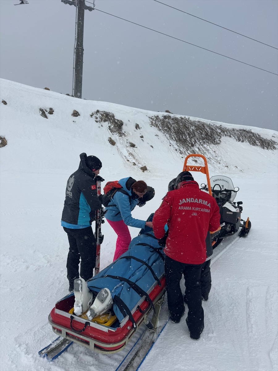 Ilgaz Dağı'nda kayak yaptığı sırada düşerek yaralanan kişi, hastanede tedavi altına alındı....