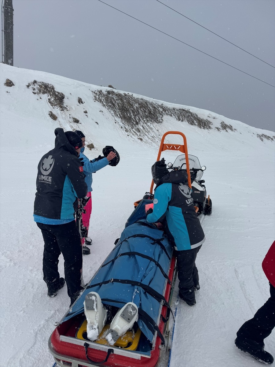 Ilgaz Dağı'nda kayak yaptığı sırada düşerek yaralanan kişi, hastanede tedavi altına alındı....