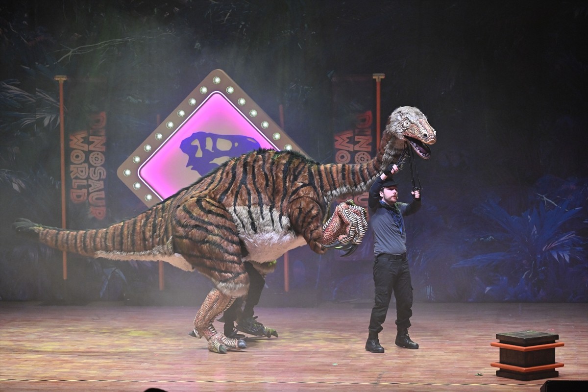 İngiltere'de sahne alan "Dinosaur World Live" tiyatrosu, yarıyıl tatili kapsamında Ankara'da...