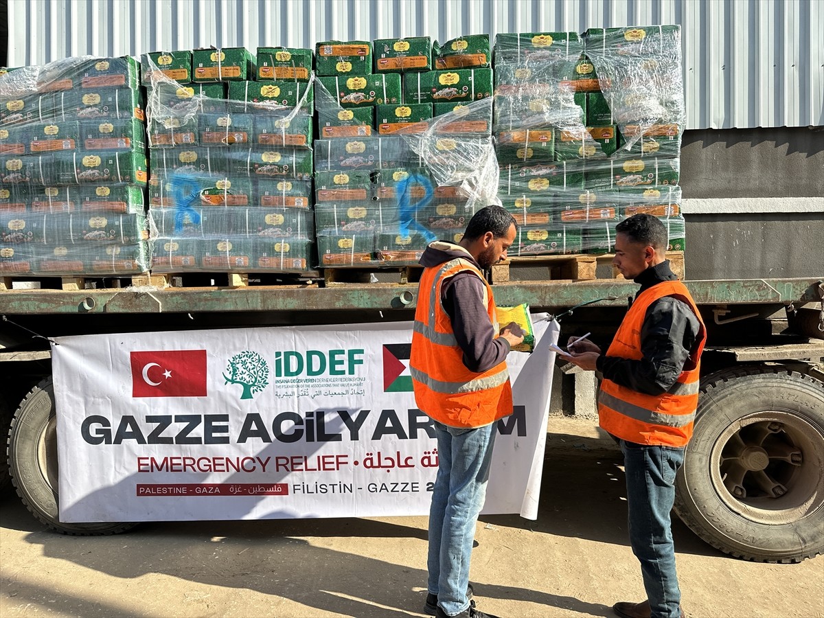 İnsana Değer Veren Dernekler Federasyonu (İDDEF), Gazze'ye yardımlarını İsrail ile Hamas arasında...