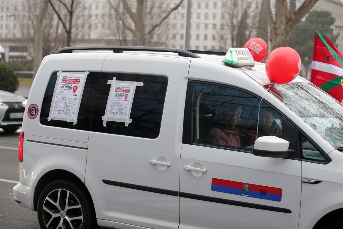 İspanya'da araç sigorta poliçelerindeki artışa karşı çıkan taksiciler, başkent Madrid'de trafiği...