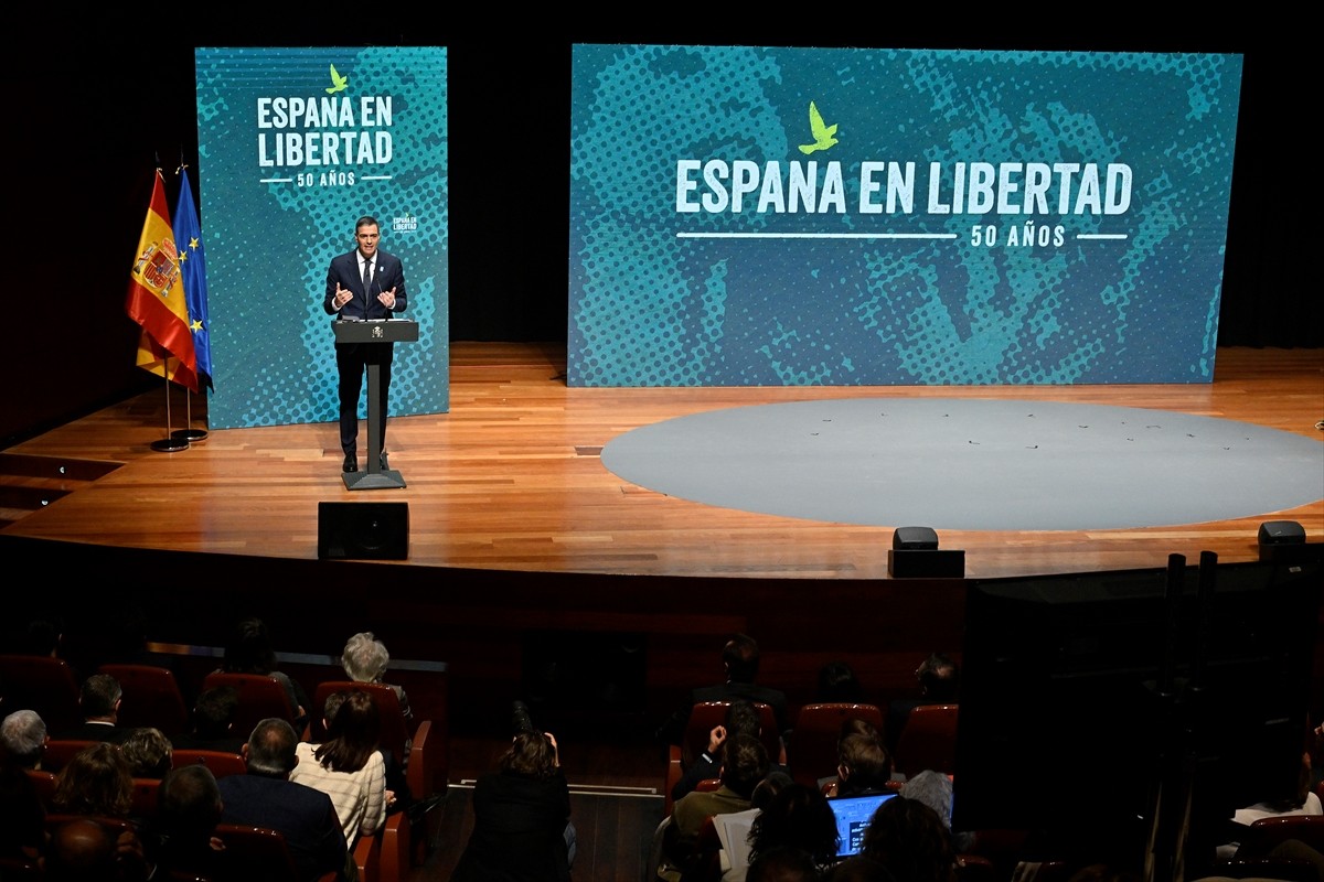 İspanya'da azınlık sol koalisyon hükümeti, 1939-1975 yılları arasında ülkeyi yöneten diktatör...