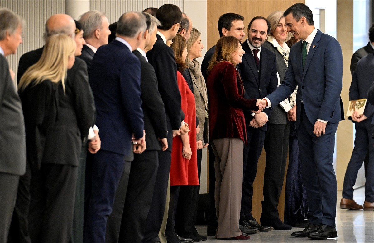 İspanya Başbakanı Pedro Sanchez (sağda), başkent Madrid'de 2 gündür devam eden ve bugün sona...