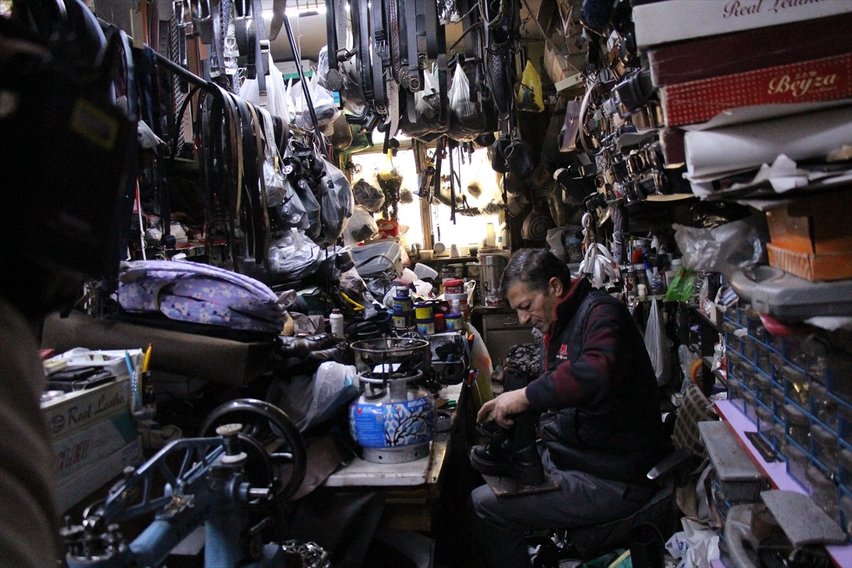 Isparta'da ayakkabı tamirciliği yapan 55 yaşındaki Kamil Samanlı, mesleğini 45 yıldır ilk günkü...