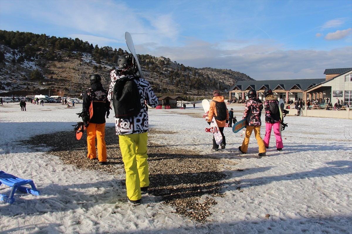 Isparta'da bulunan Davraz Kayak Merkezi, iki haftada yaklaşık 100 bin kişiyi konuk etti.