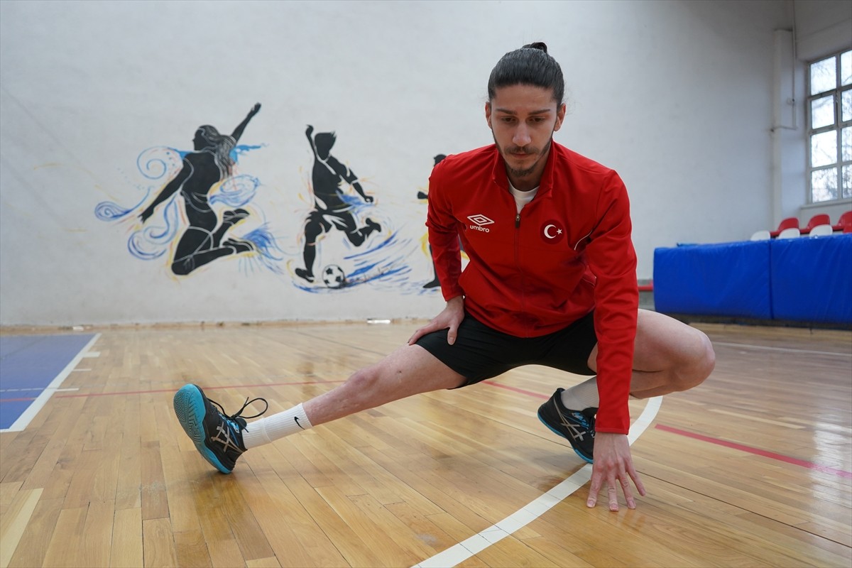  Isparta'da doğuştan bir bacağı kısa olarak dünyaya gelen ve 30 ameliyat geçiren 28 yaşındaki...