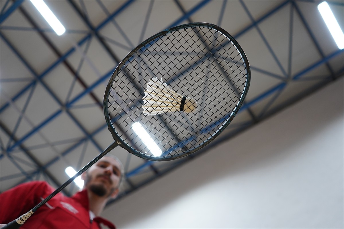  Isparta'da doğuştan bir bacağı kısa olarak dünyaya gelen ve 30 ameliyat geçiren 28 yaşındaki...