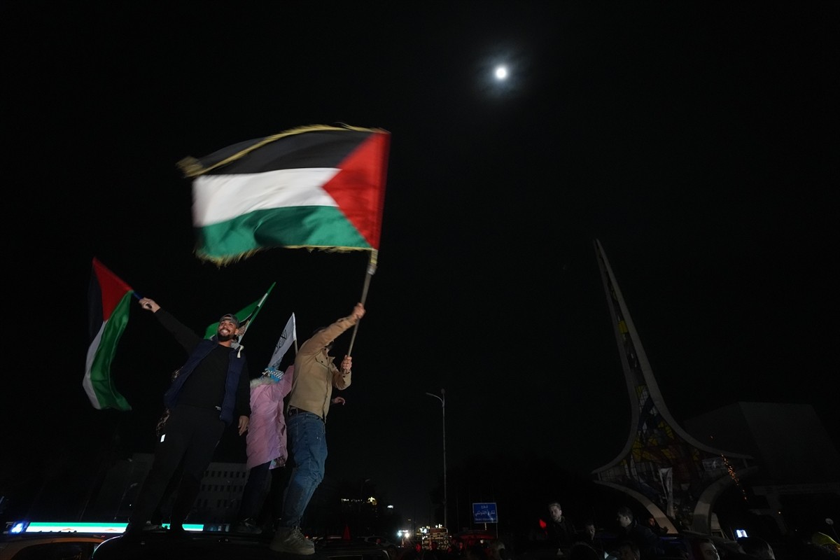 İsrail ve Hamas arasında anlaşma sağlandığının duyurulması Suriye'nin başkenti Şam'da sevinçle...