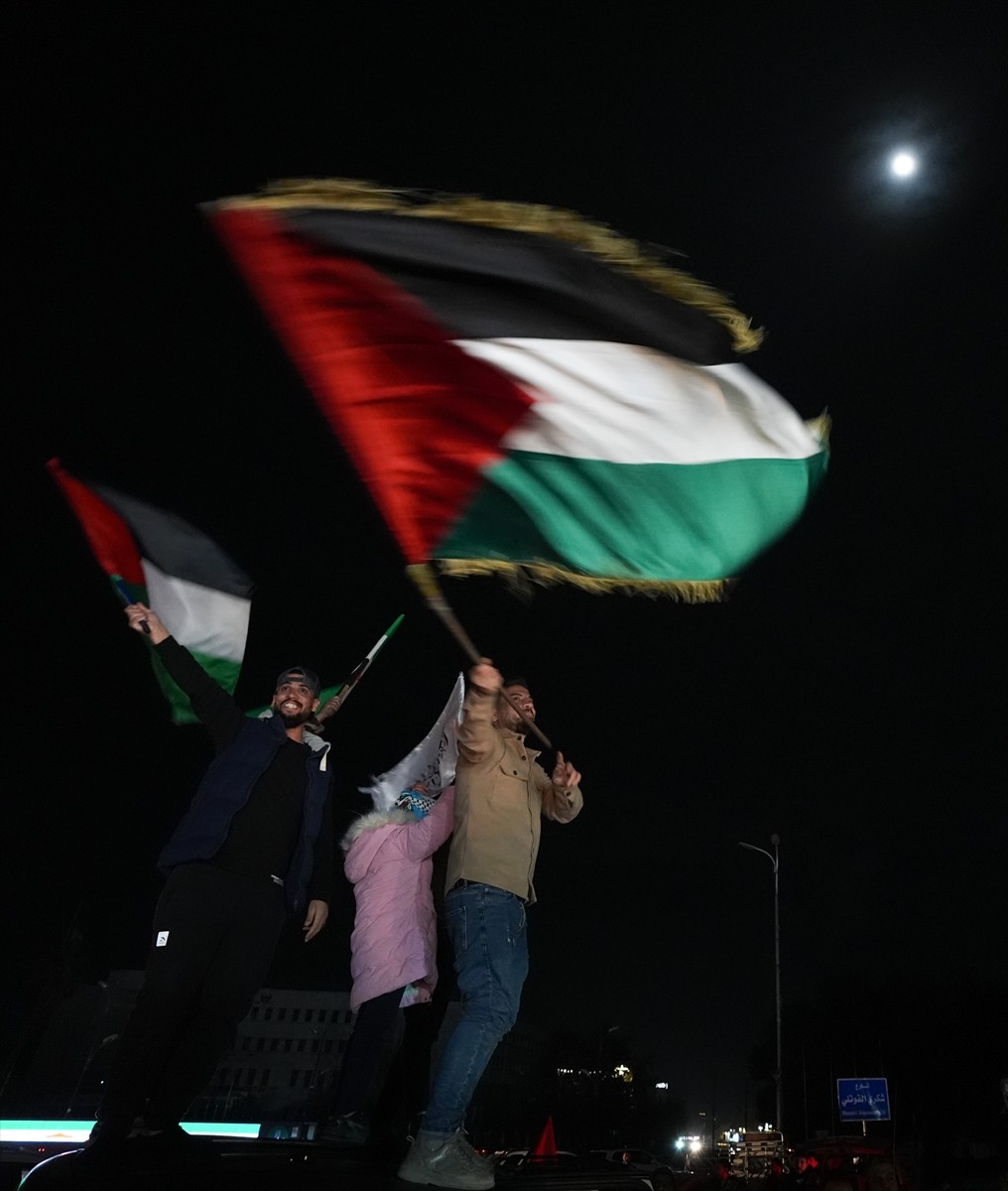 İsrail ve Hamas arasında anlaşma sağlandığının duyurulması Suriye'nin başkenti Şam'da sevinçle...