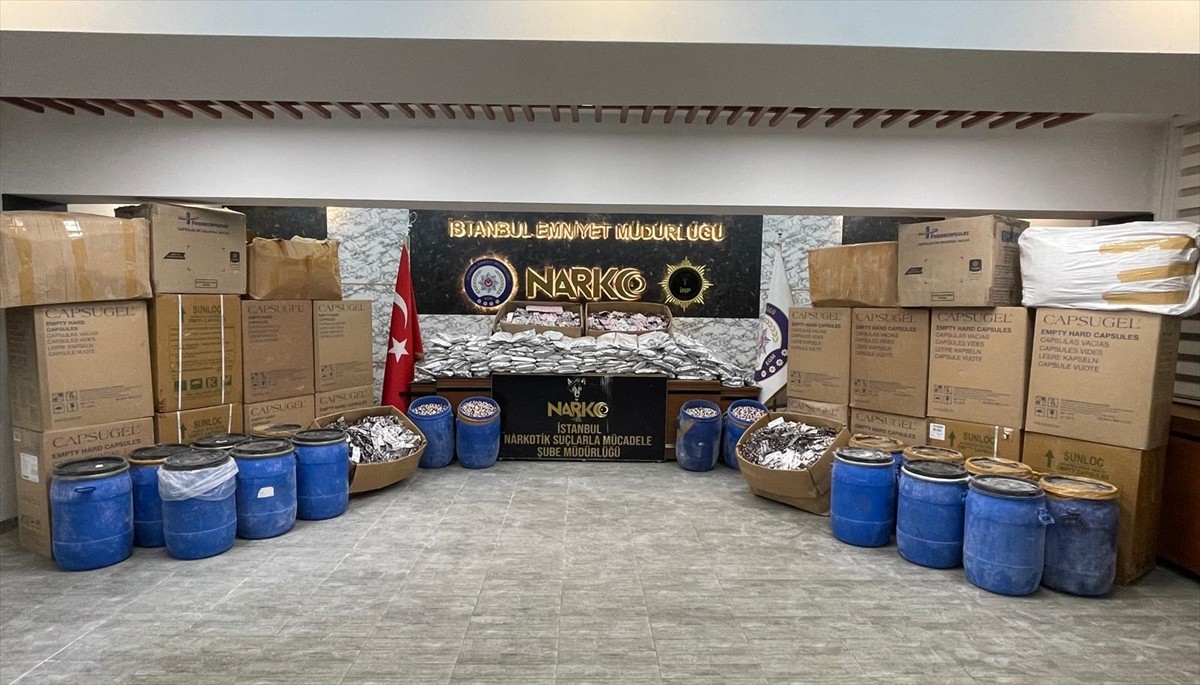 İstanbul'da 4 milyon 520 bin sentetik ecza hapın ele geçirildiği operasyonda 3 şüpheli gözaltına...