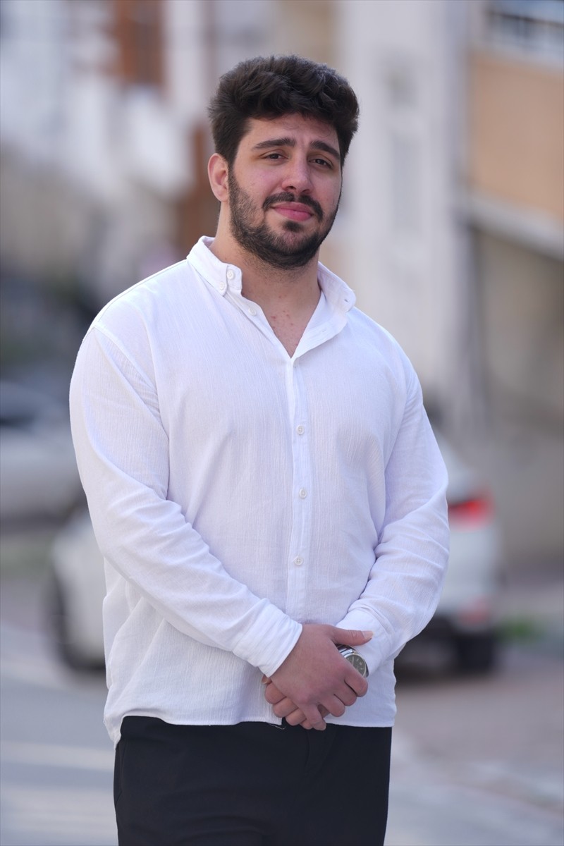 İstanbul'da bahçesinde baktığı yavru kedinin tırmalaması sonucu Bartonella bakterisi kaparak...