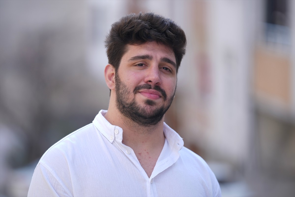 İstanbul'da bahçesinde baktığı yavru kedinin tırmalaması sonucu Bartonella bakterisi kaparak...