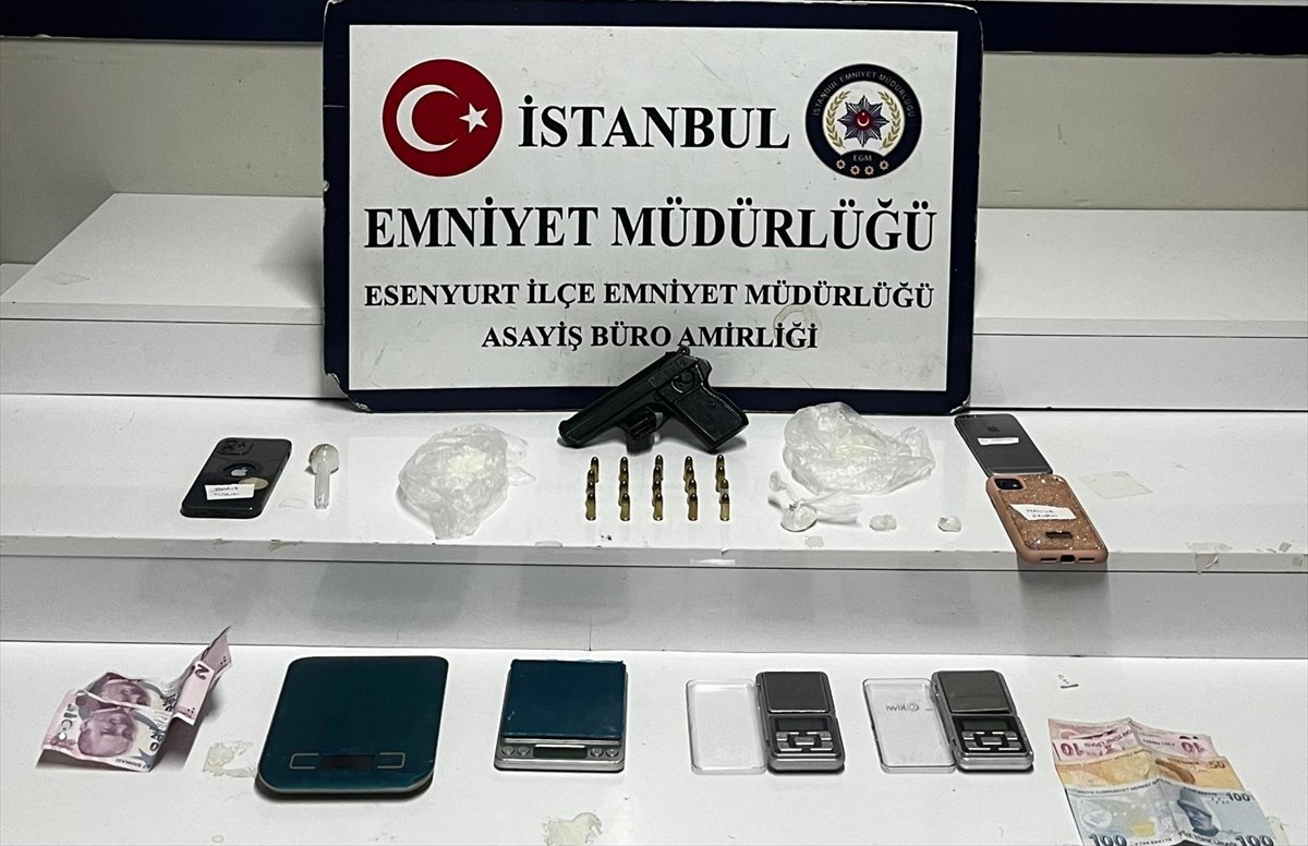 İstanbul'da iki ayrı uyuşturucu operasyonunda gözaltına alınan 5 şüpheliden 4'ü tutuklandı....