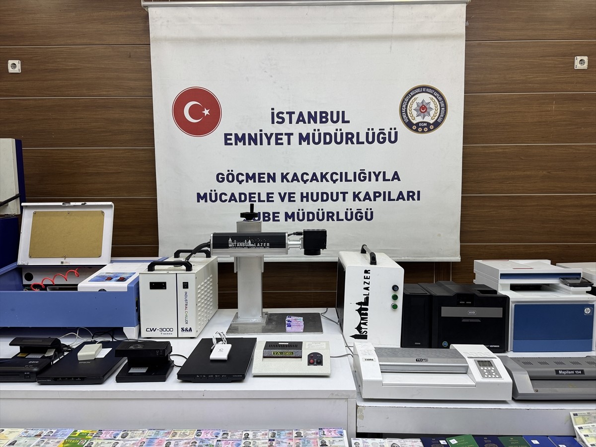 İstanbul'da, sahte kimlik ve pasaport düzenledikleri iddiasıyla gözaltına alınan 9 şüpheliden 8'i...