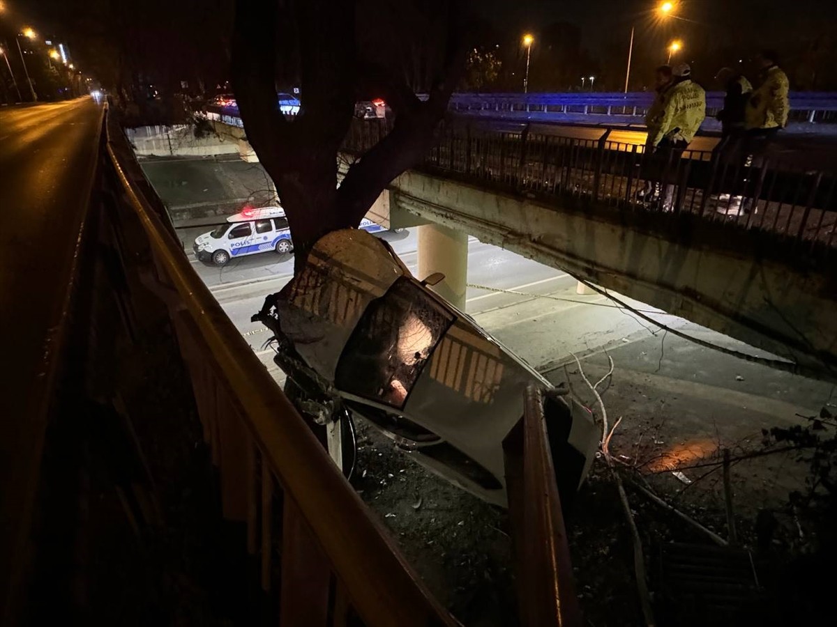 İstanbul Bakırköy ilçesinde bir otomobilin bariyerleri aşıp, köprüden aşağı düşmesi sonucu bir...