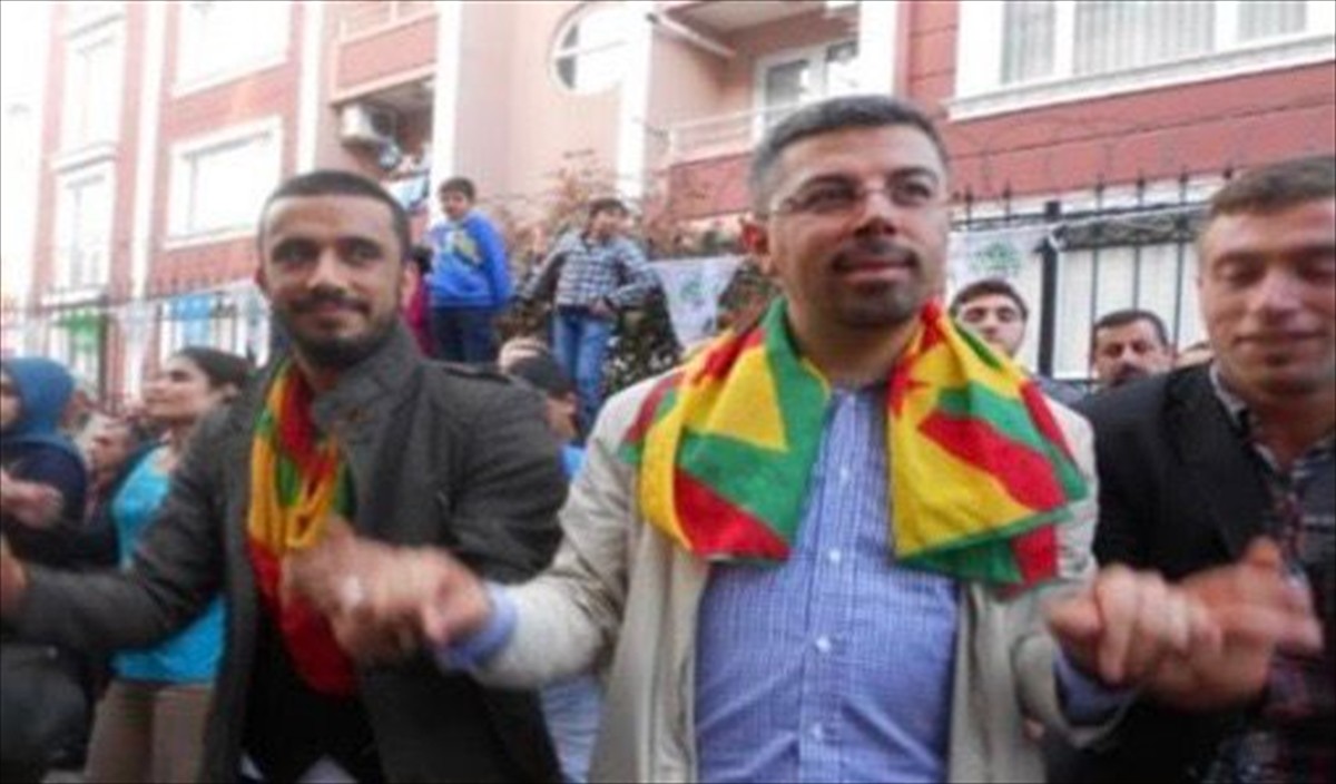 İstanbul Barosu Yönetim Kurulu Üyesi avukat Fırat Epözdemir (ortada), terör örgütü PKK/KCK'ya...