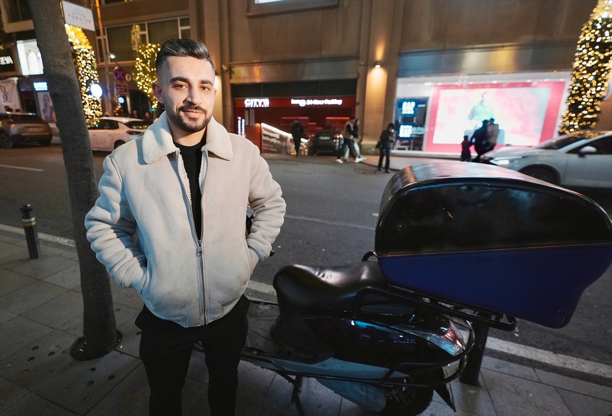 İstanbullular kutlamaların adresi olan birçok noktada yılbaşını coşkuyla karşılarken, bazı meslek...