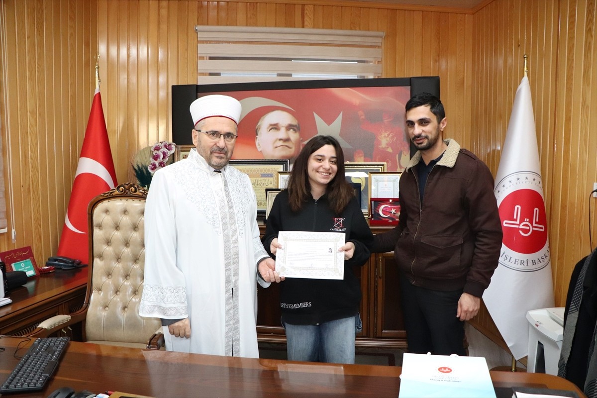 İtalya uyruklu Martina Tafuro, Elazığ'da Müslüman olup "Eda" ismini aldı. İl Müftüsü İrfan...