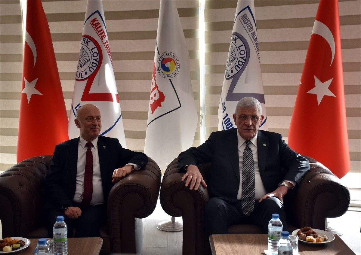 İYİ Parti Genel Başkanı Müsavat Dervişoğlu (Sağda), Kırıkkale Ticaret ve Sanayi Odası Başkanı...