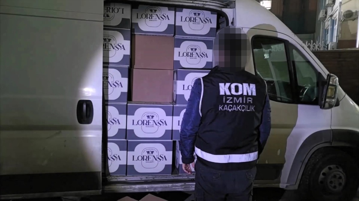 İzmir'de düzenlenen kaçakçılık operasyonunda 1 milyon 989 bin 200 makaron (filtreli sigara kağıdı)...